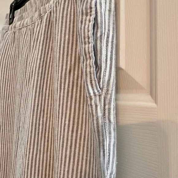 3/$10 Old Navy Striped Gray/White Pants - Picture 2 of 5